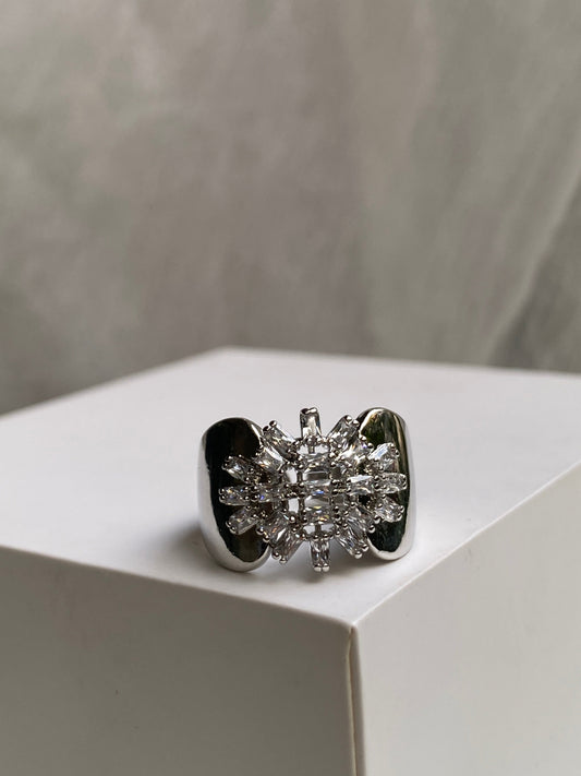 Beautiful Knot Ring