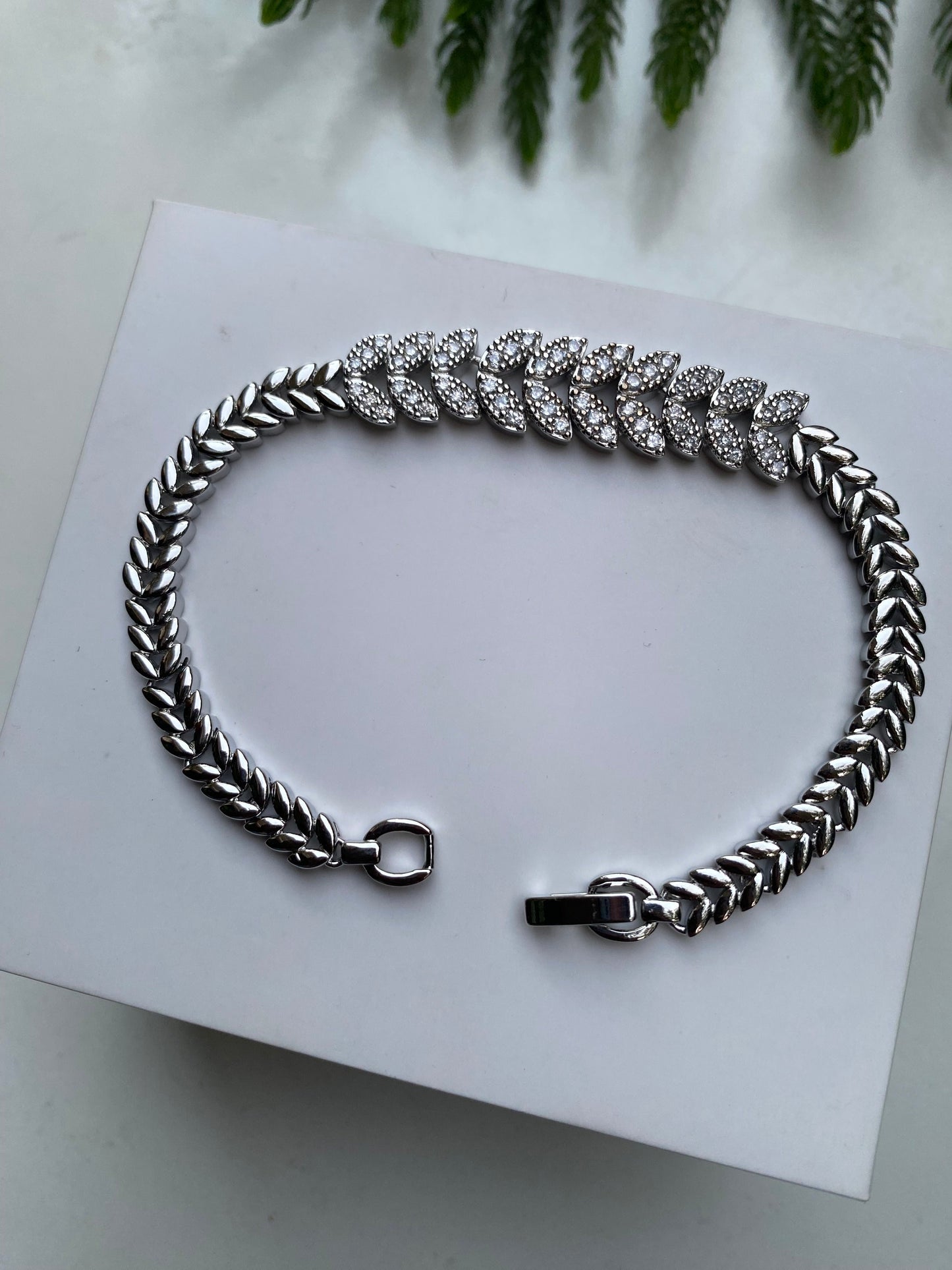 Leaf Line Crystal Bracelet