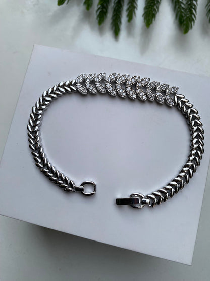 Leaf Line Crystal Bracelet