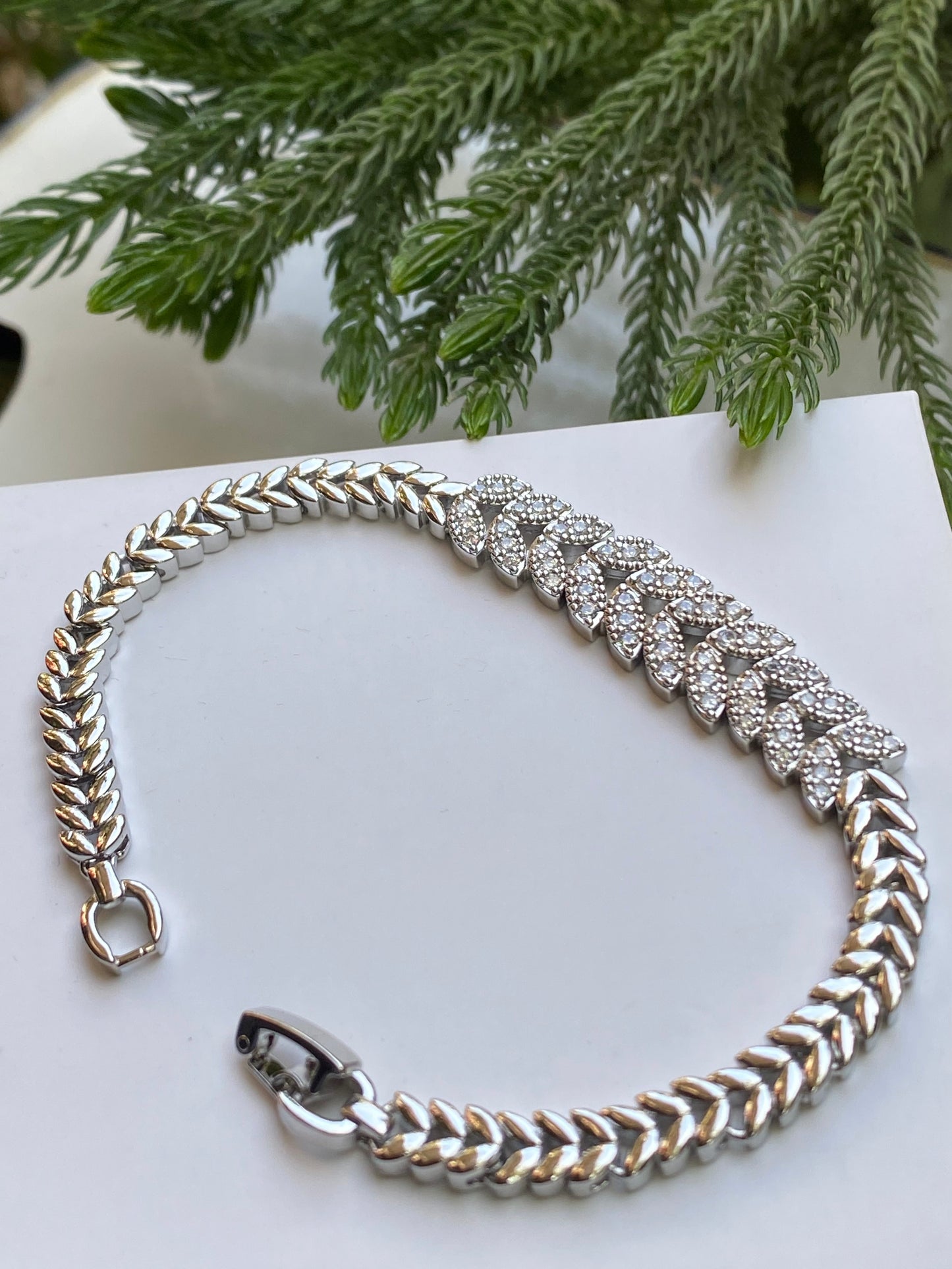 Leaf Line Crystal Bracelet