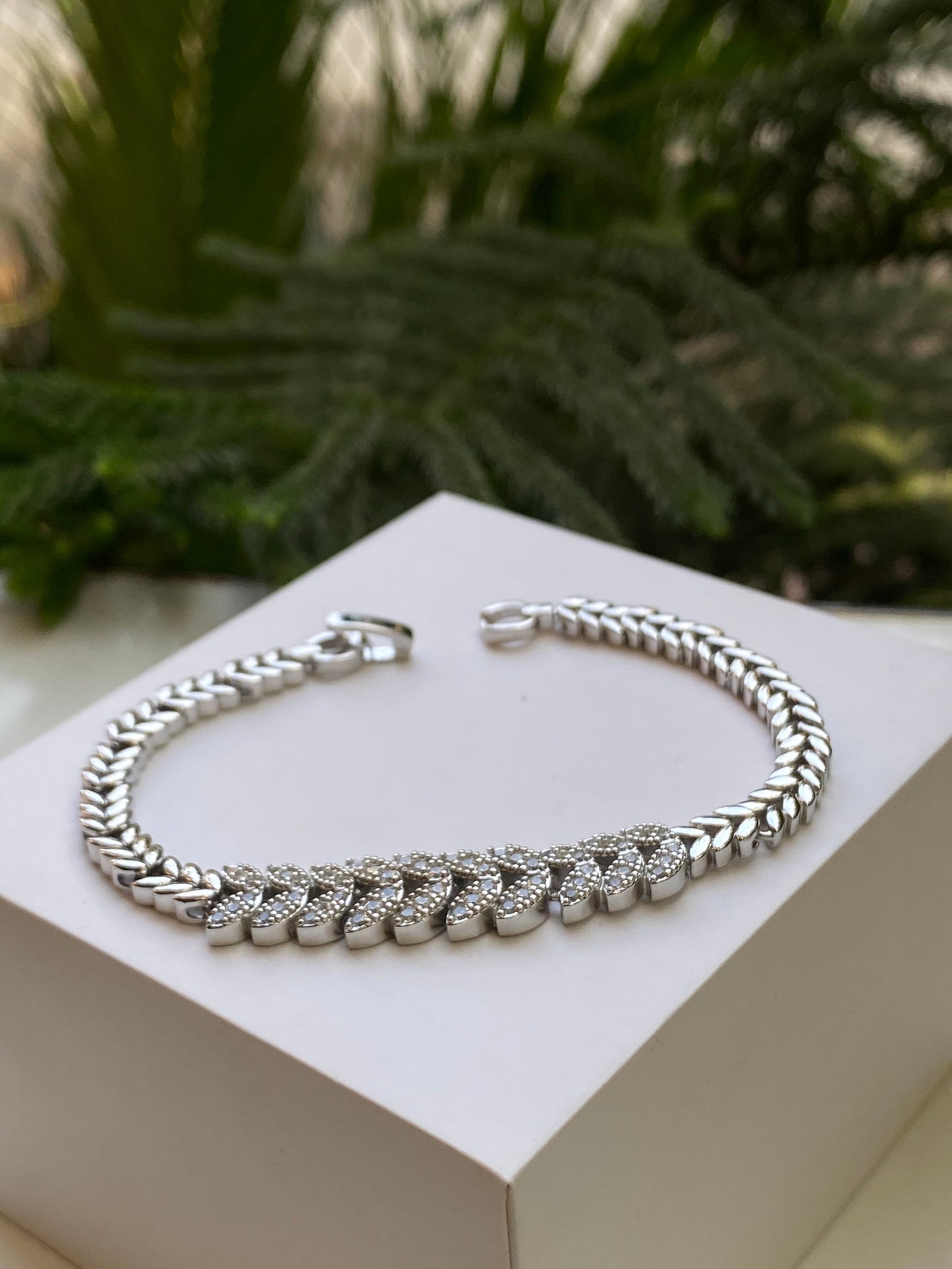 Leaf Line Crystal Bracelet