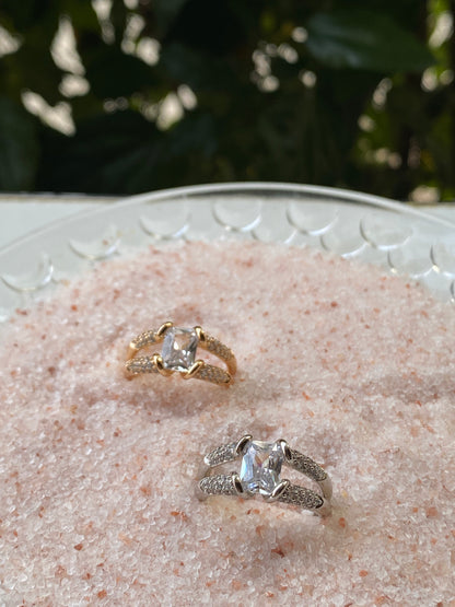 Elegant Silver Crystal Ring
