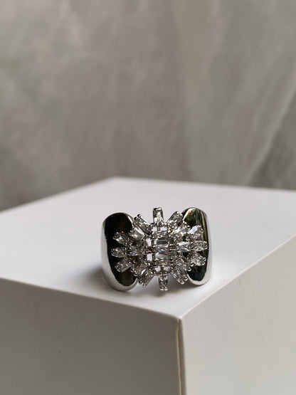 Beautiful Knot Ring